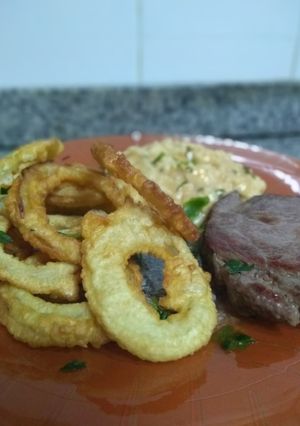 Una foto de Aros de cebolla con salsa de mayonesa