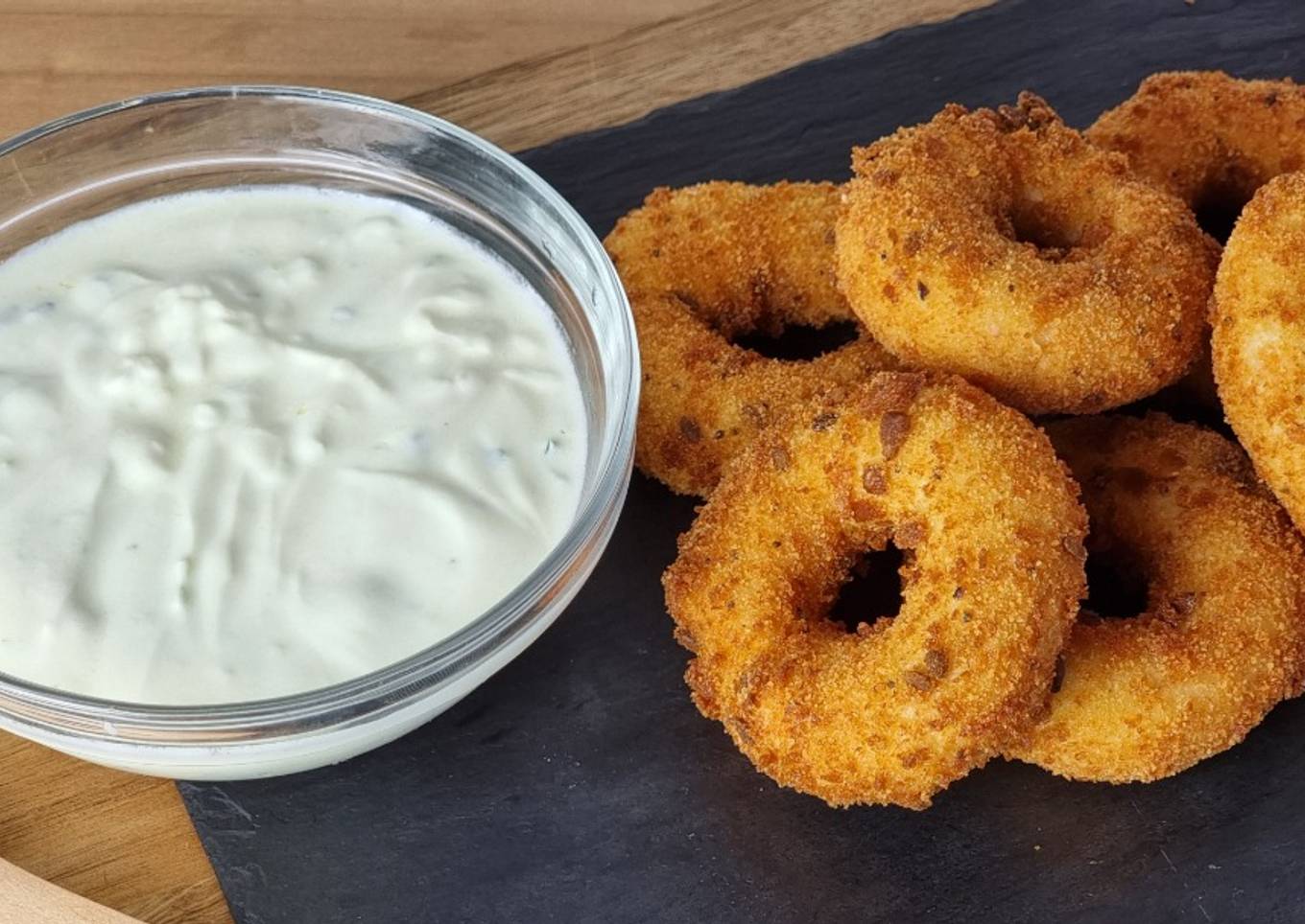 Donuts de pollo con salsa de yogur