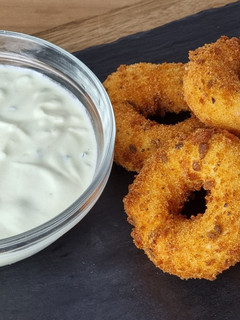 Una foto de Donuts de pollo con salsa de yogur