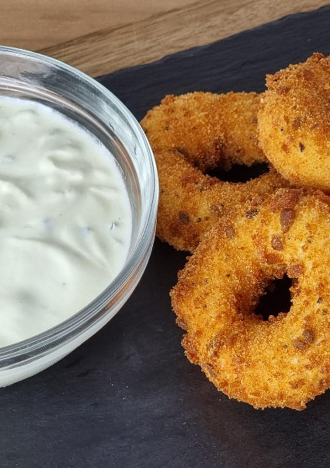 Una foto de Donuts de pollo con salsa de yogur