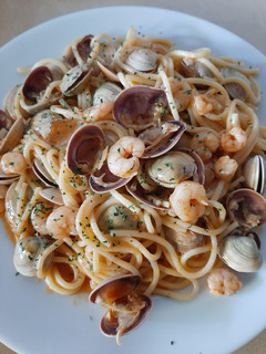 Una foto de Spaghetti con almejas y gambas