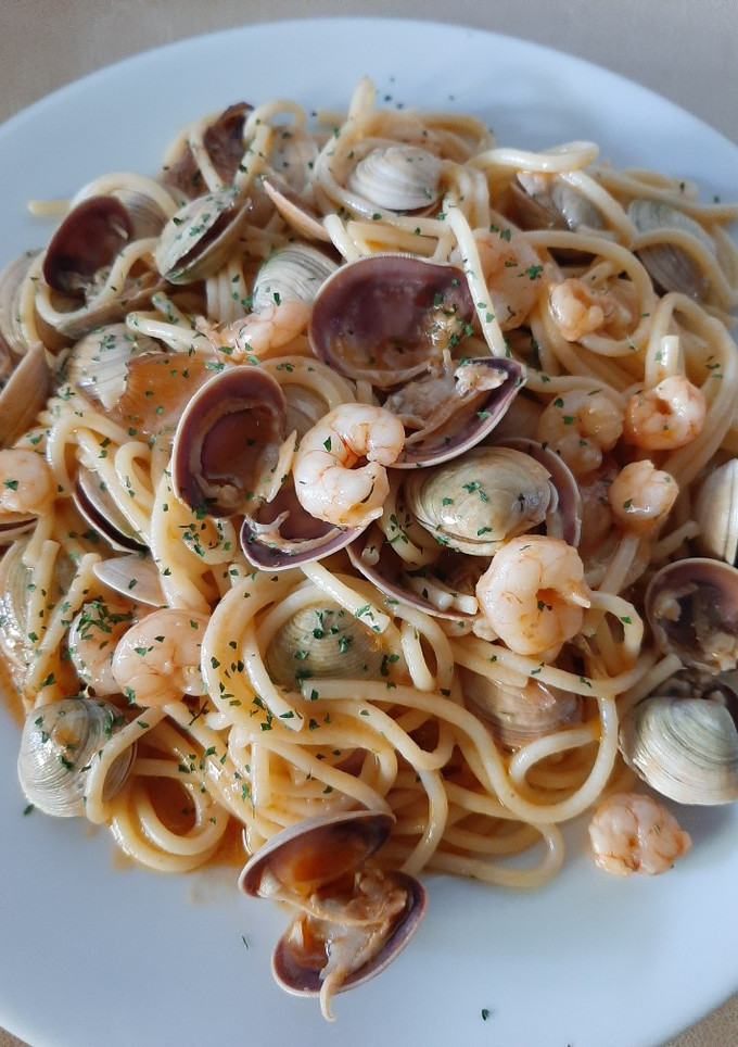 Una foto de Spaghetti con almejas y gambas