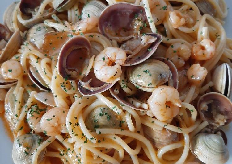 Spaghetti con almejas y gambas