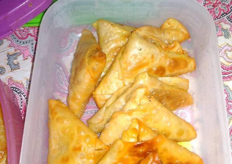 Cara Gampang Menyiapkan Samosa kentang sosis, Lezat