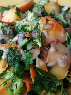 Una foto de Ensalada brócoli durazno tahini🥦🍑🥗