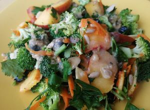 Una foto de Ensalada brócoli durazno tahini🥦🍑🥗