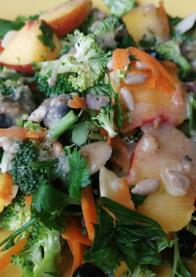 Una foto de Ensalada brócoli durazno tahini🥦🍑🥗