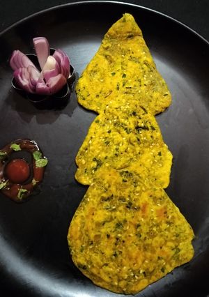 A picture of Methi paratha.