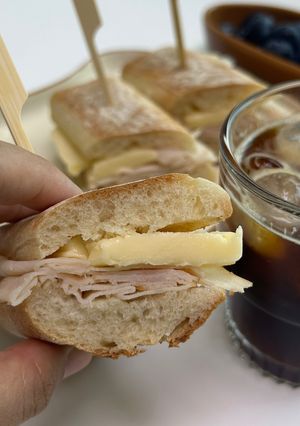 Hình của món JAMBON BEURRE SANDWICH 🥪.