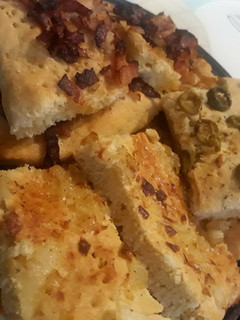 Una foto de Coca de aceitunas, cebolla y bacon 🍞
