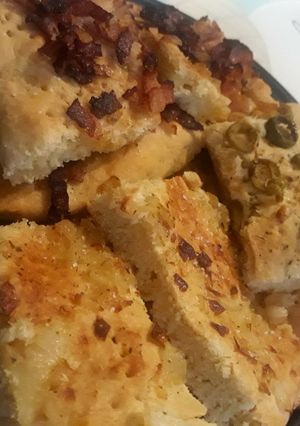 Una foto de Coca de aceitunas, cebolla y bacon 🍞