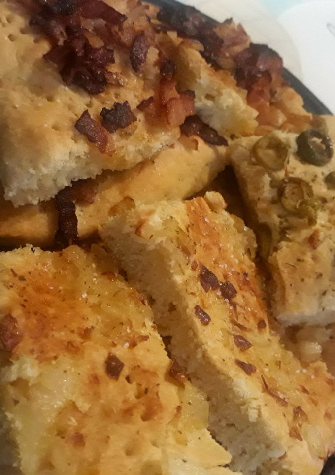 Una foto de Coca de aceitunas, cebolla y bacon 🍞