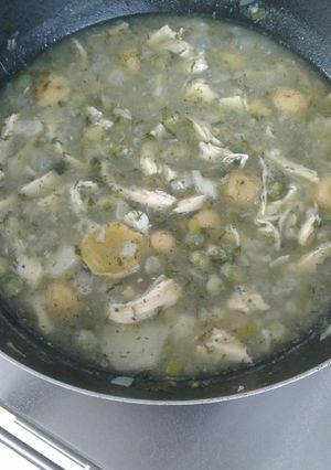 Una foto de Sopa de pollo y verduras