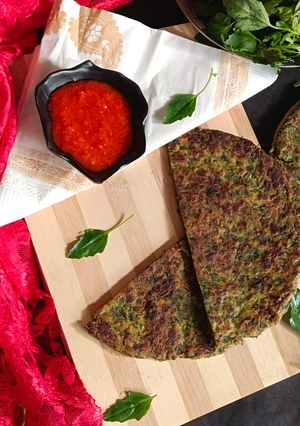 बथुआ पराठा (bathua Paratha recipe in hindi) रेसिपी मुख्य फोटो