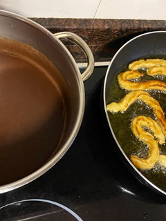 Una foto de Churros con chocolate 🍫