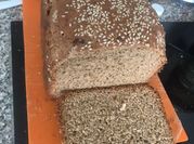 Una foto de pan integral de trigo en panificadora