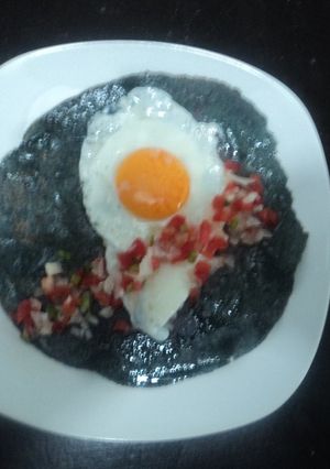 Una foto de Huevo de rancho en tortilla azul y pico de gallo el geras