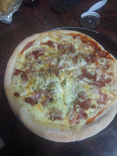Una foto de Pizza con jamón serrano