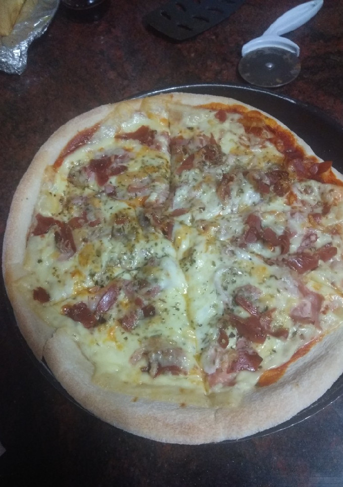 Una foto de Pizza con jamón serrano