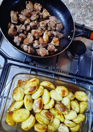 Une photo de Viande poêlée accompagnée de pommes de terre au four 🍴