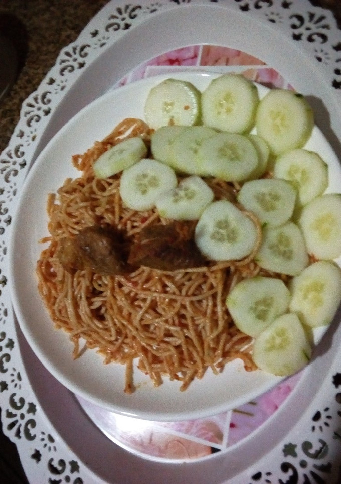 A picture of Jollof spaghetti.
