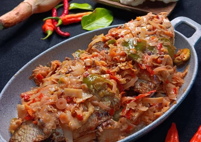Resep Ikan Ekor Kuning Siram Sambal Kecombrang oleh Putry Thya - Cookpad