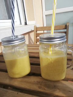 Una foto de Batido de Mango y plátano en robot Mambo