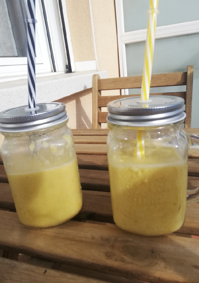 Una foto de Batido de Mango y plátano en robot Mambo