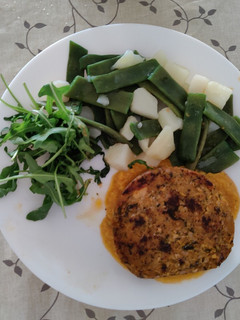 Una foto de Mongeta tendrá amb patata, rúcula, hamburguesa de tofu i algues (Lidl) i salsa de dhal