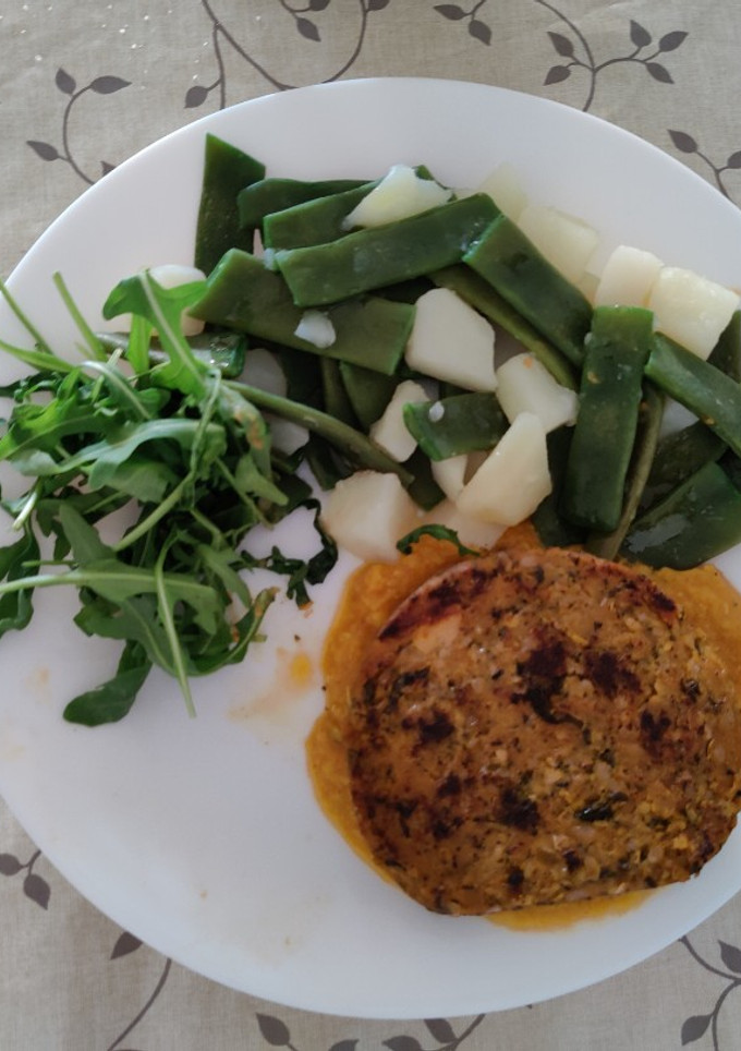Una foto de Mongeta tendrá amb patata, rúcula, hamburguesa de tofu i algues (Lidl) i salsa de dhal