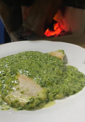Una foto de Pollo con crema de espinacas