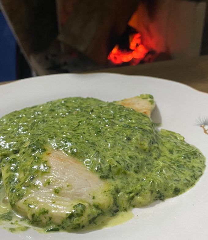 Una foto de Pollo con crema de espinacas