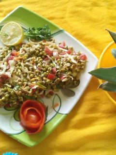 अंकुरित मूंग चाट (Ankurit Moong Chaat recipe in Hindi) रेसिपी मुख्य फोटो