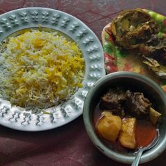 A picture of Khuska pulao and korma.