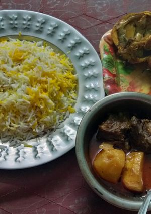 A picture of Khuska pulao and korma.