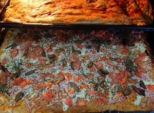 Una foto de Pizza napolitana, con una masa esponjosa y crujiente