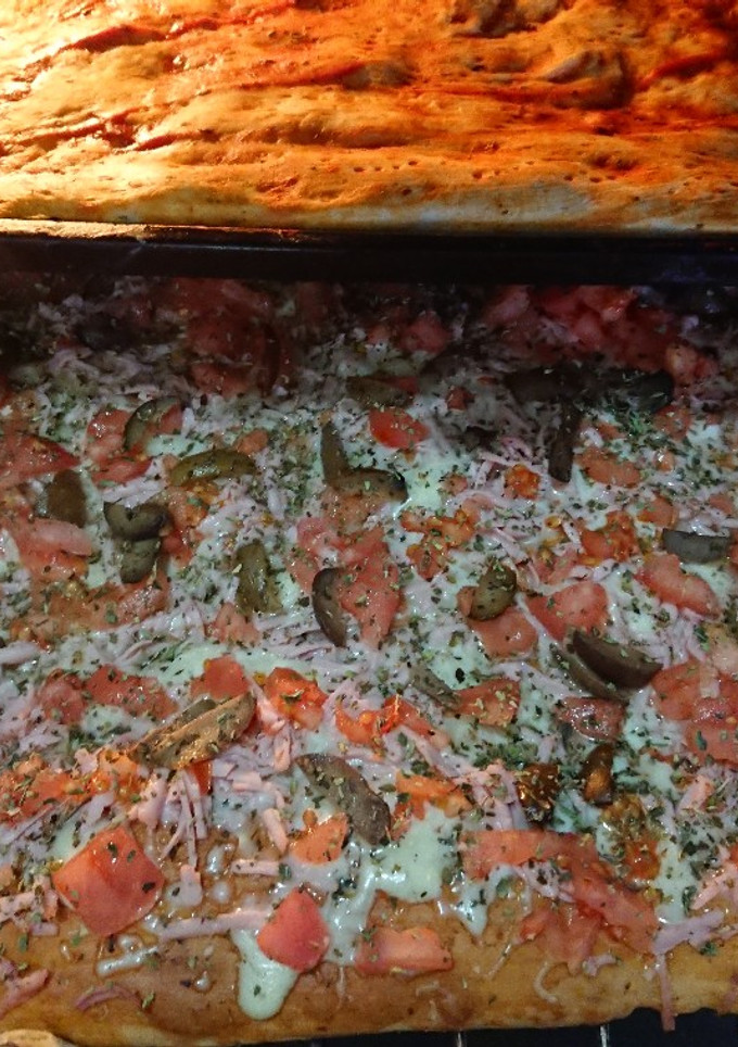 Una foto de Pizza napolitana, con una masa esponjosa y crujiente