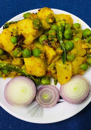 मटर आलू (Matar aloo recipe in Hindi) रेसिपी मुख्य फोटो