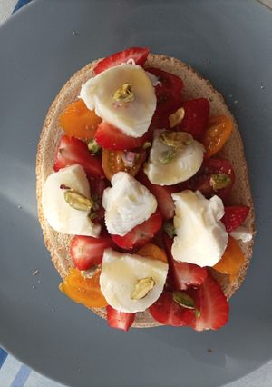 Une photo de Bruschetta fraises tomates