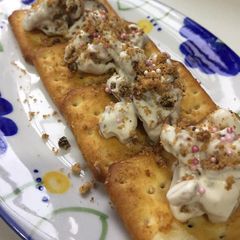 Tuc biscuit with creamy fruits A picture of Tuc biscuit with creamy fruits.