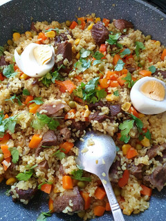 Una foto de Arroz con verduras y carne