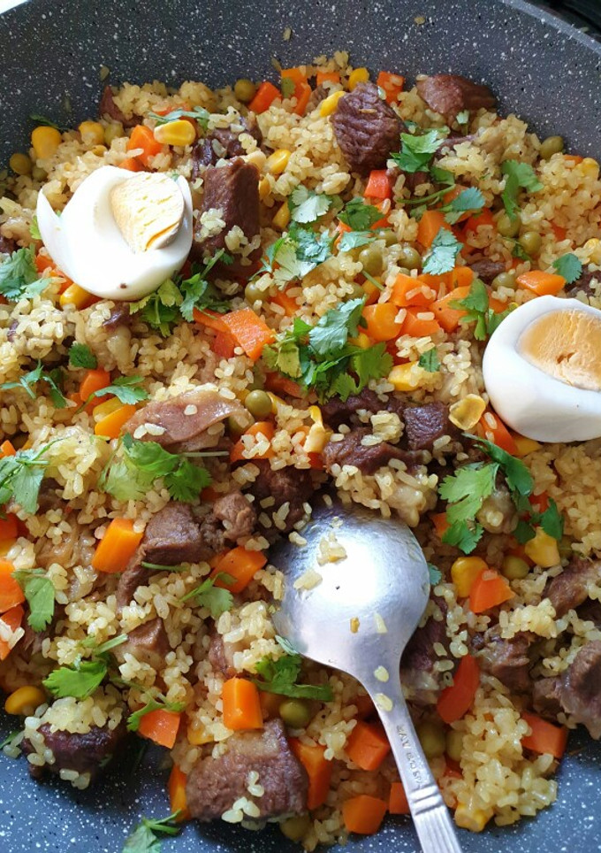 Una foto de Arroz con verduras y carne