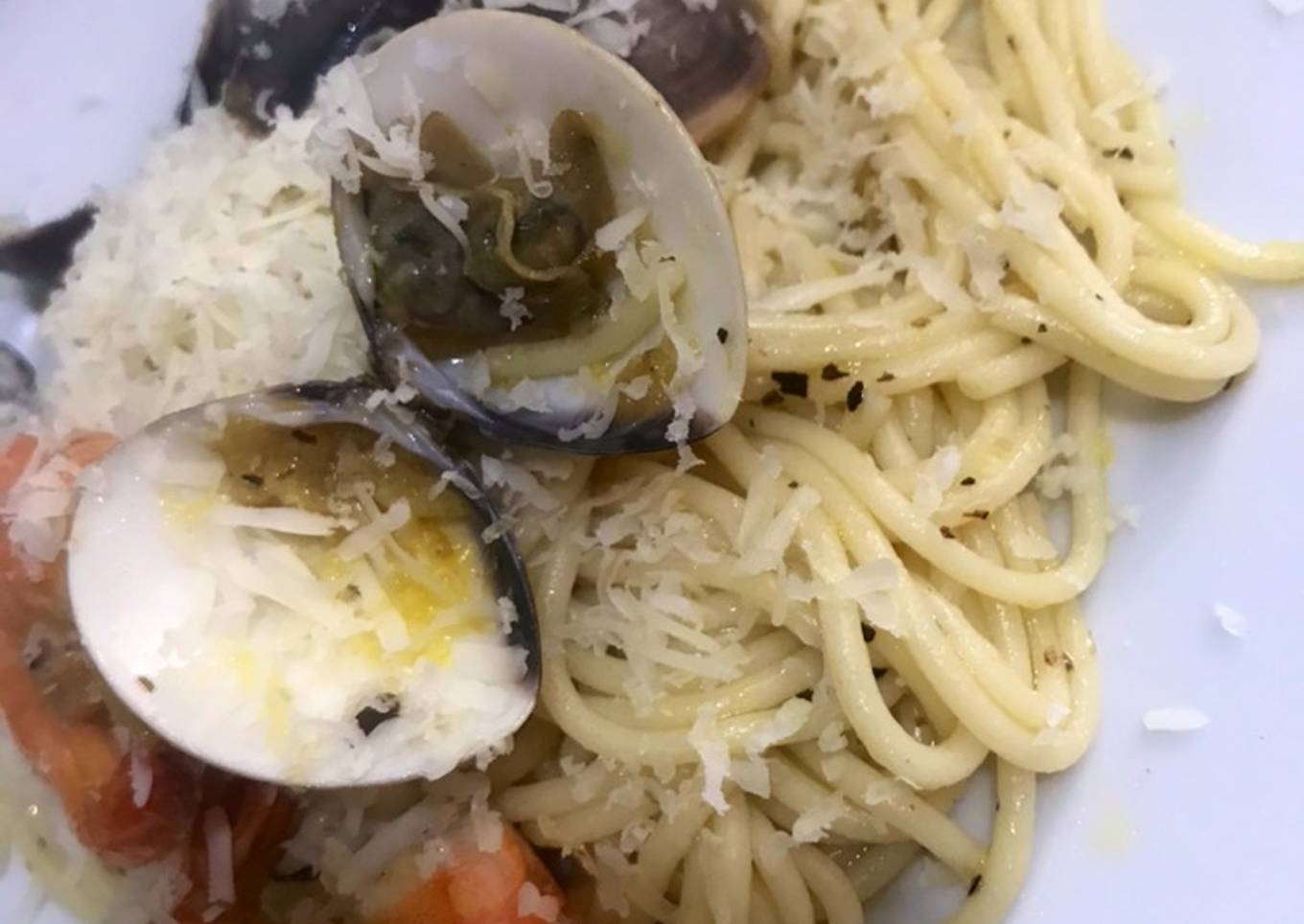Spaghetti with clams and shrimp butter