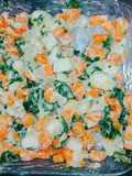 Ensalada de papa con zanahoria y hojas de col