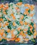 Ensalada de papa con zanahoria y hojas de col