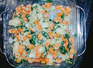 Una foto de Ensalada de papa con zanahoria y hojas de col