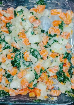 Una foto de Ensalada de papa con zanahoria y hojas de col