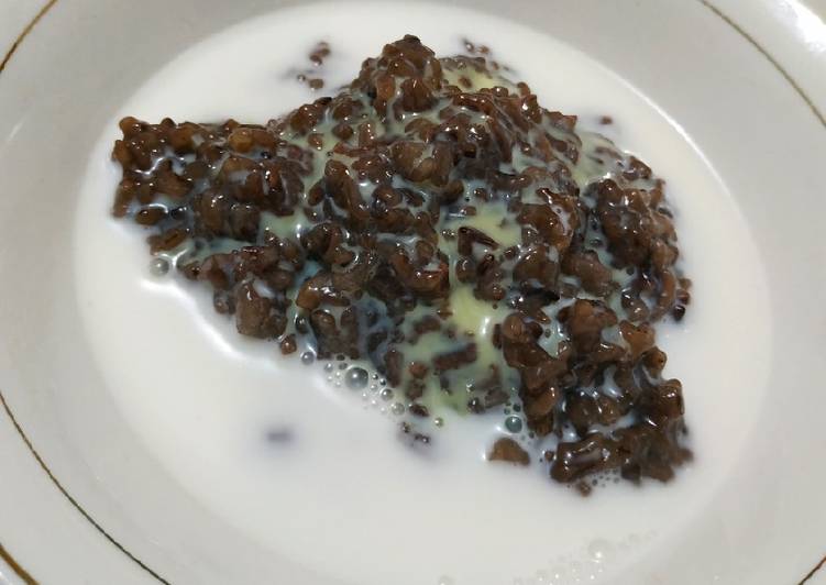 Bubur ketan hitam saus santan