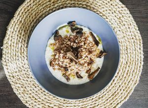 Foto di Orzo su crema di cavolfiore e ricotta con funghi