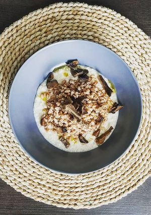 Foto di Orzo su crema di cavolfiore e ricotta con funghi